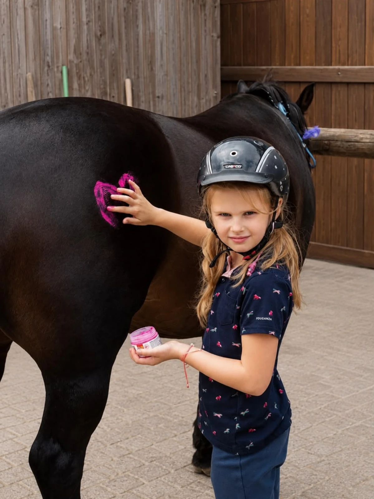 Kind streichelt liebevoll die Nase eines Ponys